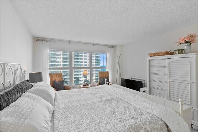 Building Photo - 3500 Galt Ocean Dr