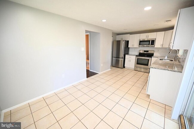 Building Photo - 2103 Tanglewood Dr