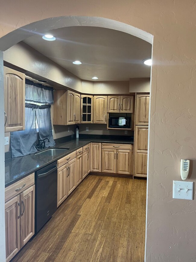 Building Photo - 626 S Huachuca St