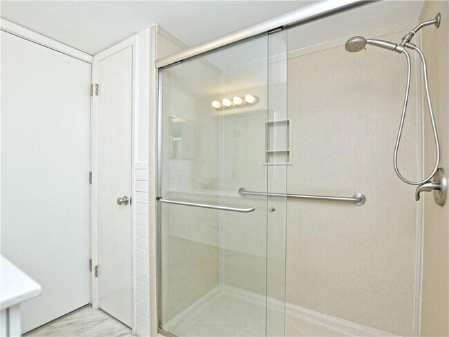 Building Photo - 2425 Ashdale Dr