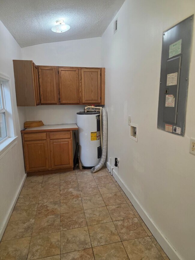 Building Photo - 3 Bedroom 3 Bath