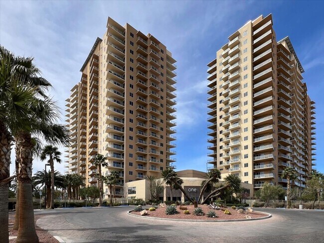 Building Photo - High Rise Condo in One Las Vegas- 4 bedrooms, 3.5 Baths- 2872 Sq. Feet