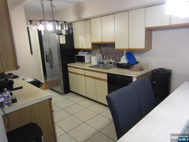 Building Photo - 233 Midland Ave