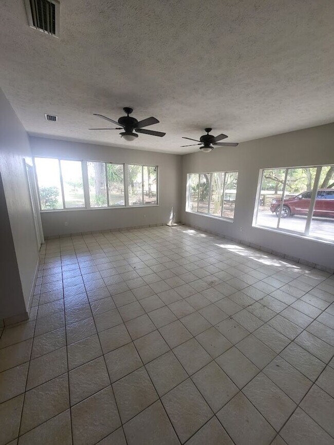 Building Photo - Little Lake Weir Waterfront FENCED 3BR/2BA on 6 Acres with Horse Barn, Private Boat Ramp & Dock