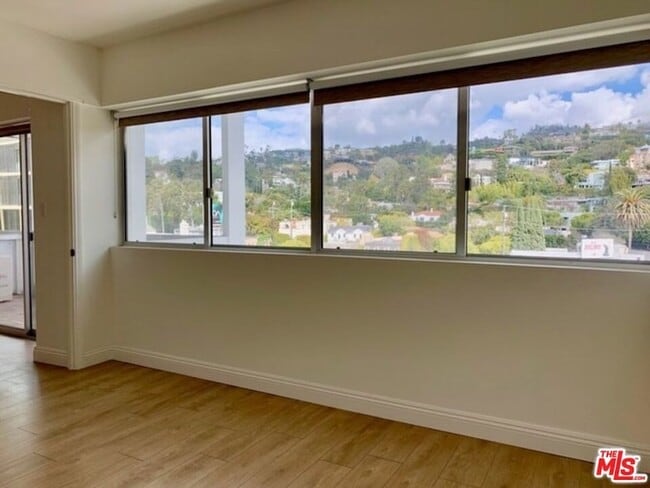 Building Photo - 999 N Doheny Dr