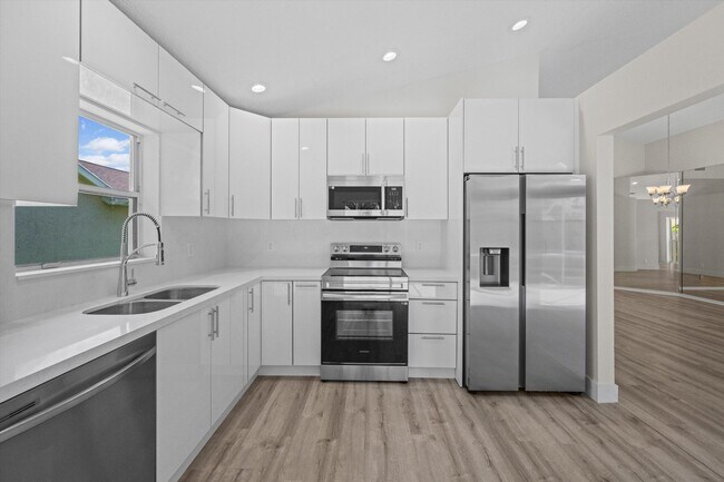 Building Photo - 12781 Meadowbreeze Dr