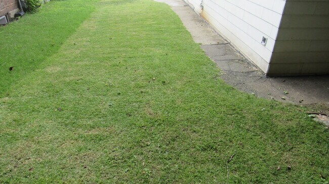 Building Photo - 183 Harwinton Ave