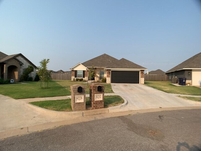 Building Photo - Edmond 3 bed Deer Creek