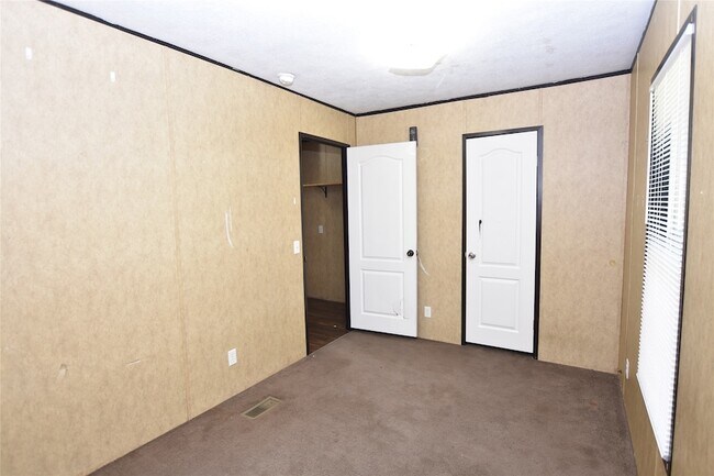 Building Photo - 215 Live Oak St