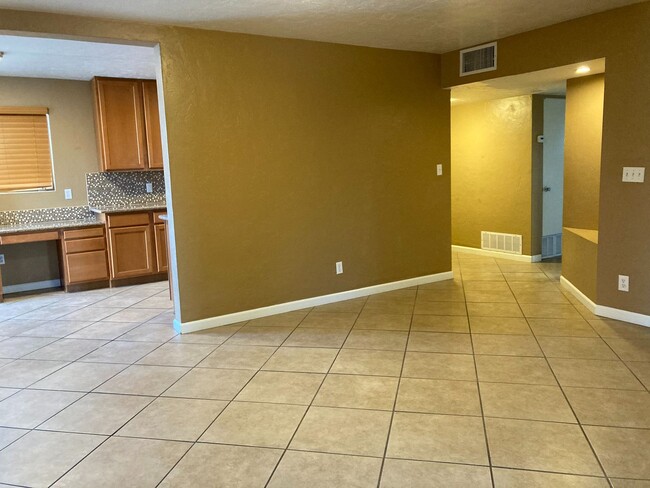 Building Photo - Central 3 Bedroom