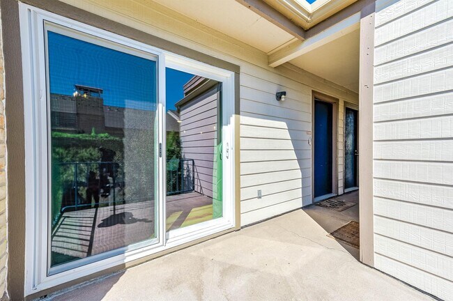 Building Photo - 7060 N Holiday Dr
