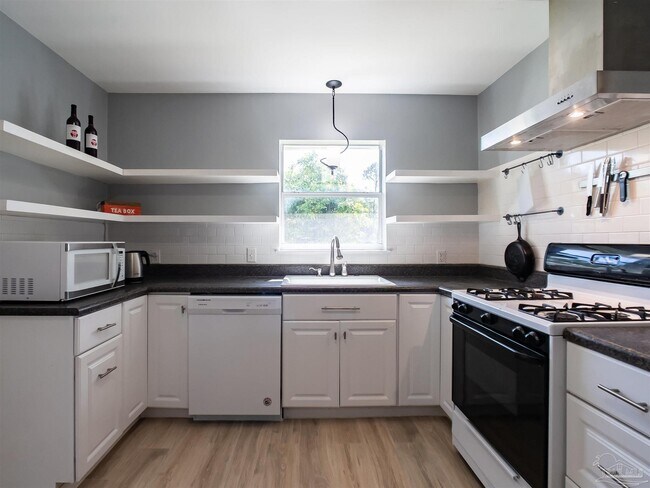 Building Photo - 1102 E Texar Dr