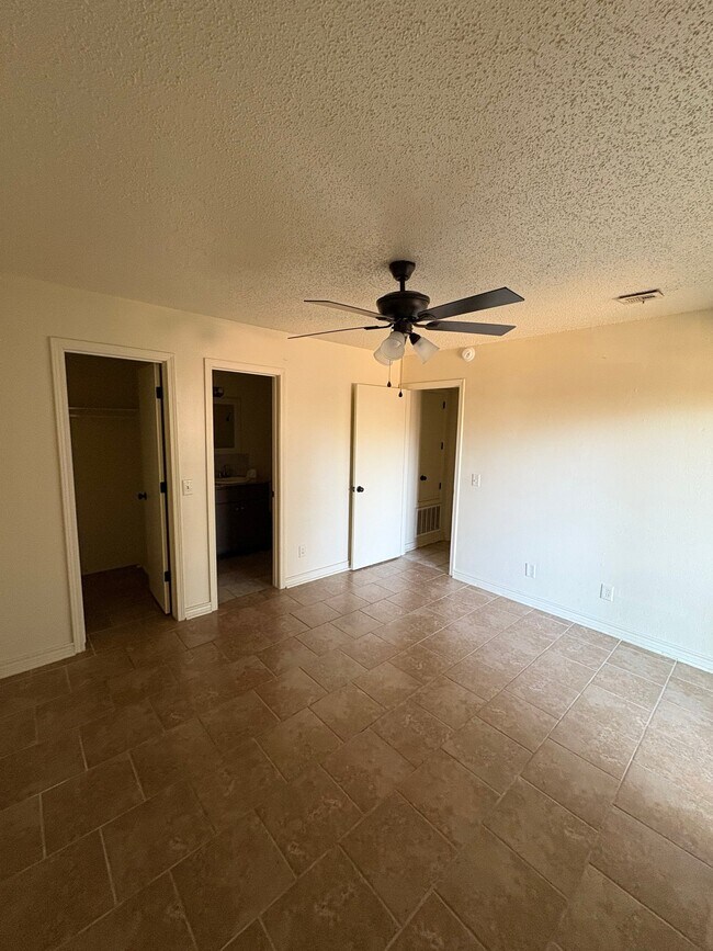 Building Photo - 1020 N Turtle Creek Dr