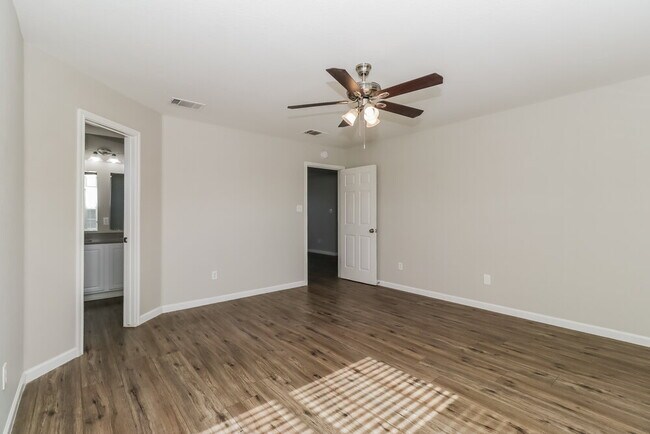 Building Photo - 208 Rinehardt St