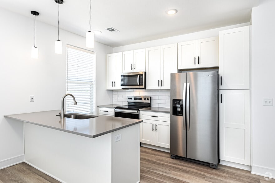 1BR, 1BA - 834SF - The Bristol Apartments