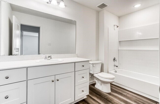 Building Photo - 720 Holly St