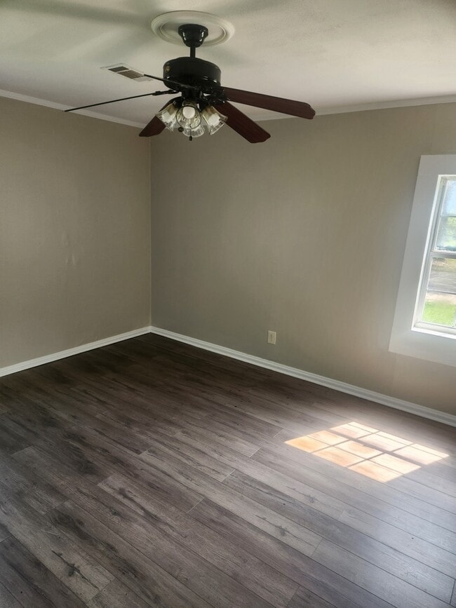 Building Photo - 709 Vassar Dr