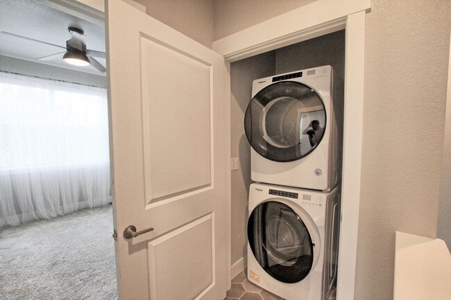 Building Photo - Newer 2 bed 2.5 bath Castle Rock townhome.