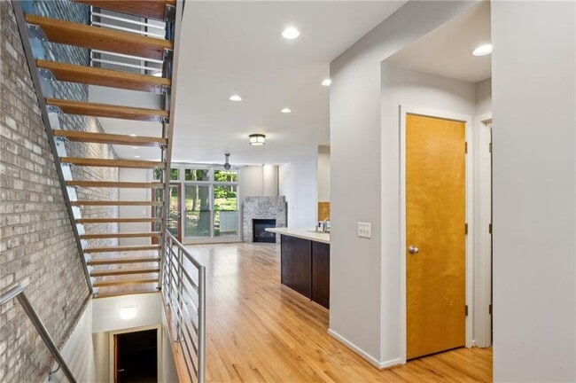 Building Photo - 1294 Fernwood Cir NE