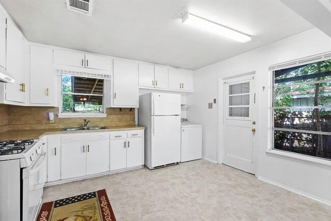 Building Photo - 4807 Sylvandale Dr