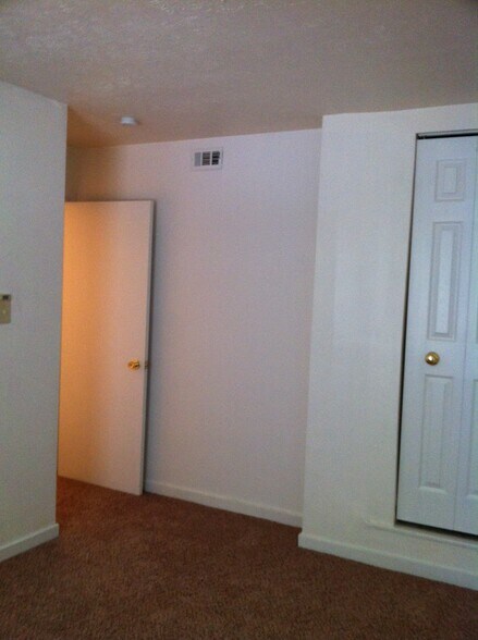 Building Photo - 445 Cedar Dr