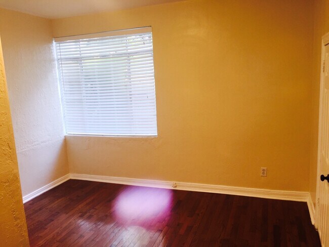 Building Photo - North Hyde Park Bungalow: Close to SOHO, Downtown & U.T.