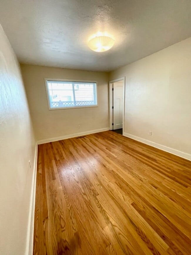 Building Photo - Wonderful Single Level Updated home with A/C!