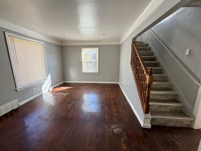 Building Photo - 3 Bedroom one and a half bath Rent Ready s...