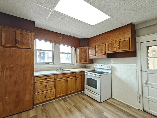 Building Photo - 409 N Daggett St