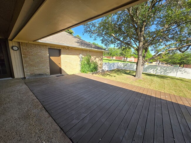 Building Photo - Stunning 4-bd 2.5 bath