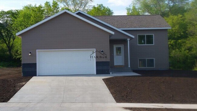 Building Photo - 3112 Rose Dr SE