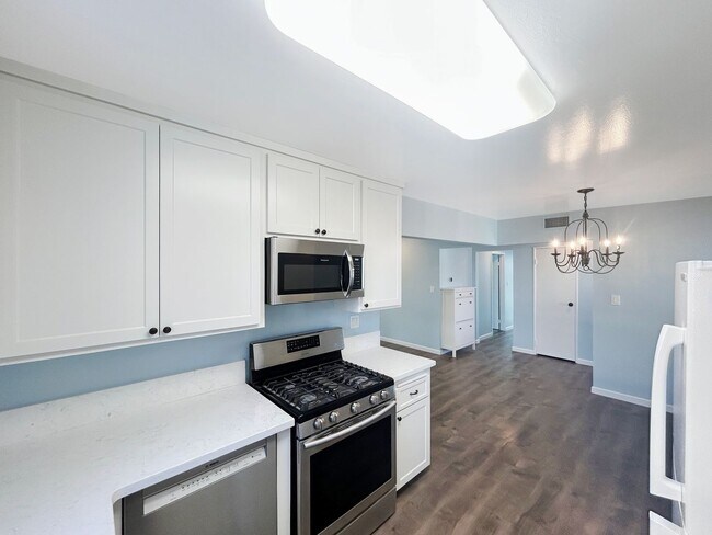 Building Photo - Stunning 3BD/1.5 BA W/ Attached Garage & P...