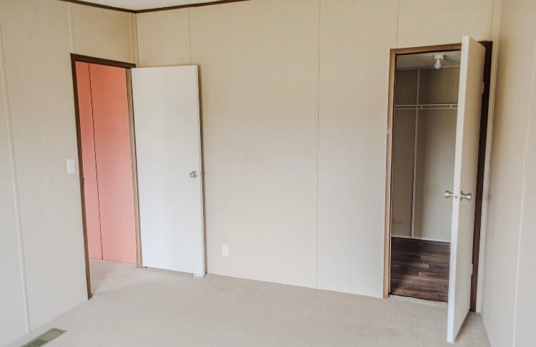Building Photo - 565 Mustang Dr