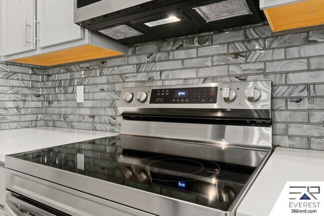 Building Photo - 8 Longview Ln