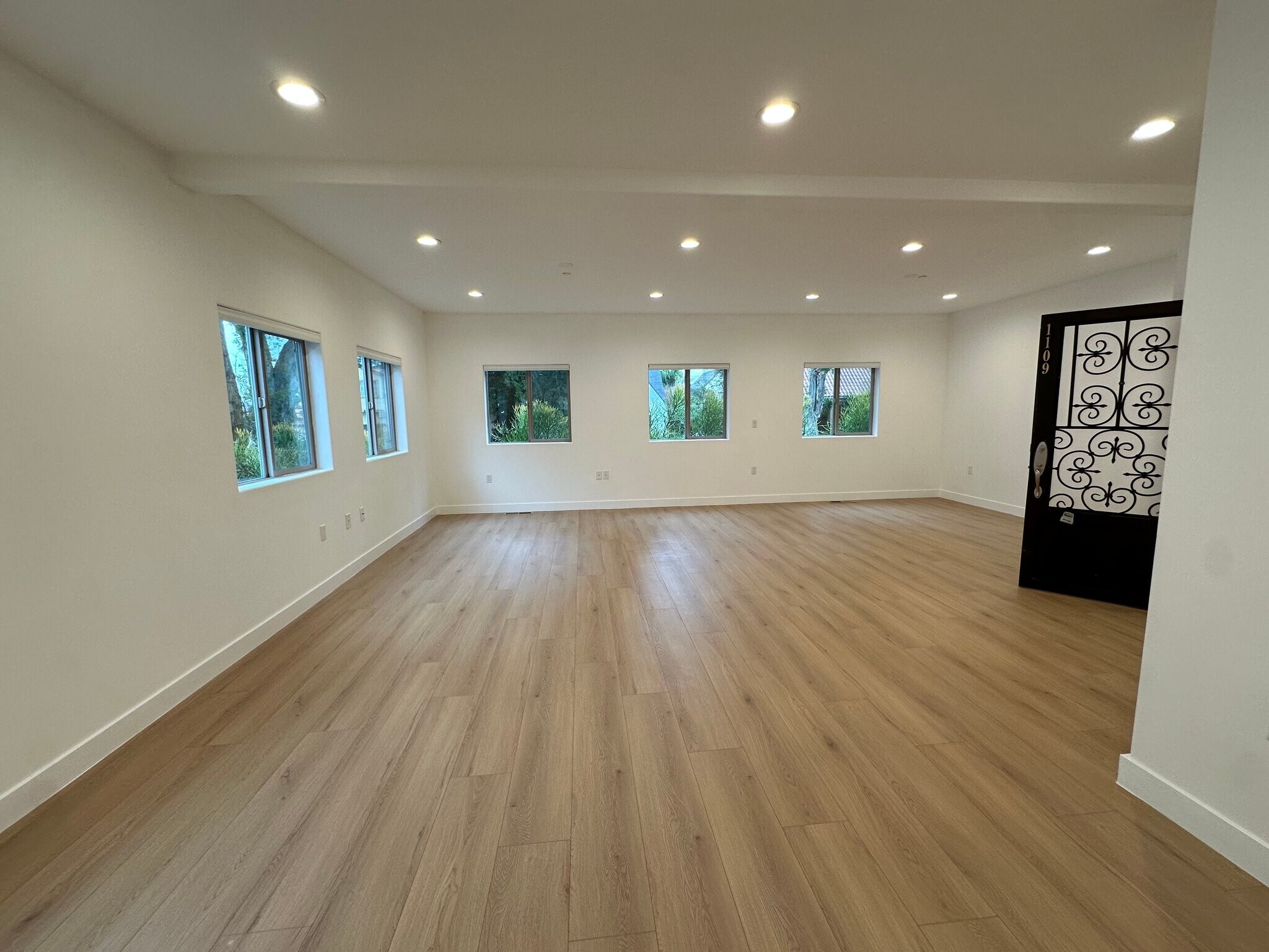 Building Photo - 1109 La Peer Dr