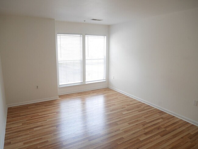 Building Photo - Spacious 2nd Floor Condo in Russett – Prime Laurel Location!