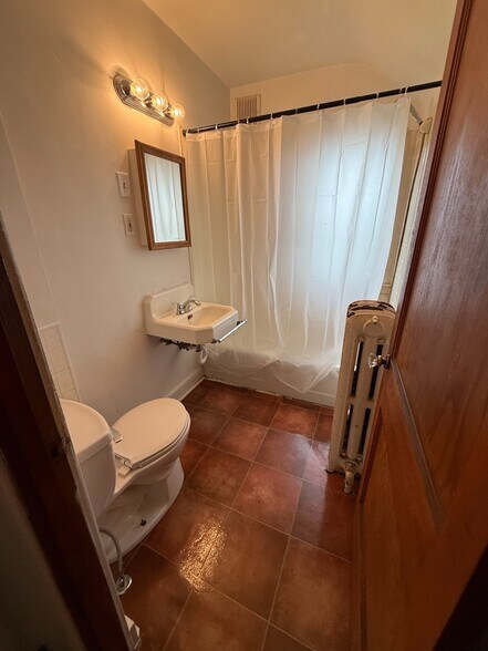 Bathroom - 1500 Jiroch St