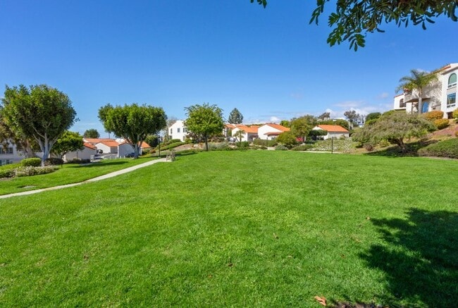 Building Photo - Gorgeous Beach Close Carlsbad Condo!