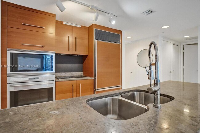 Building Photo - 475 Brickell Ave