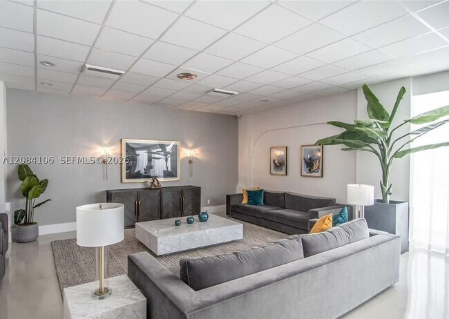 Building Photo - 3140 S Ocean Dr