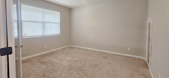 Building Photo - 640 Vickie Ln N