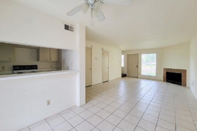 Building Photo - 2 Bed 2.5 Bath