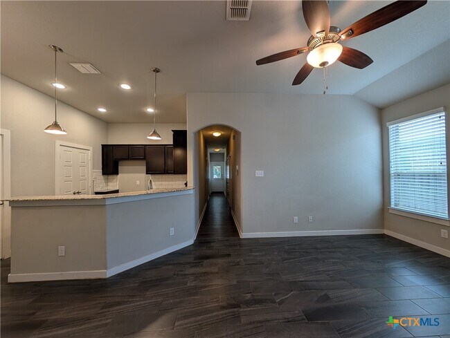 Building Photo - 546 Creekside Frst