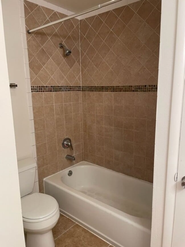 Building Photo - Newly Remodeled Two Bedroom with Washer & Dryer