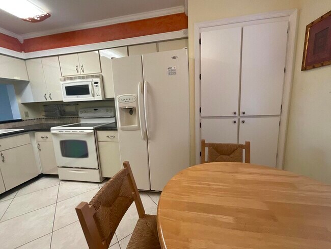 Building Photo - 14475 Strathmore Ln