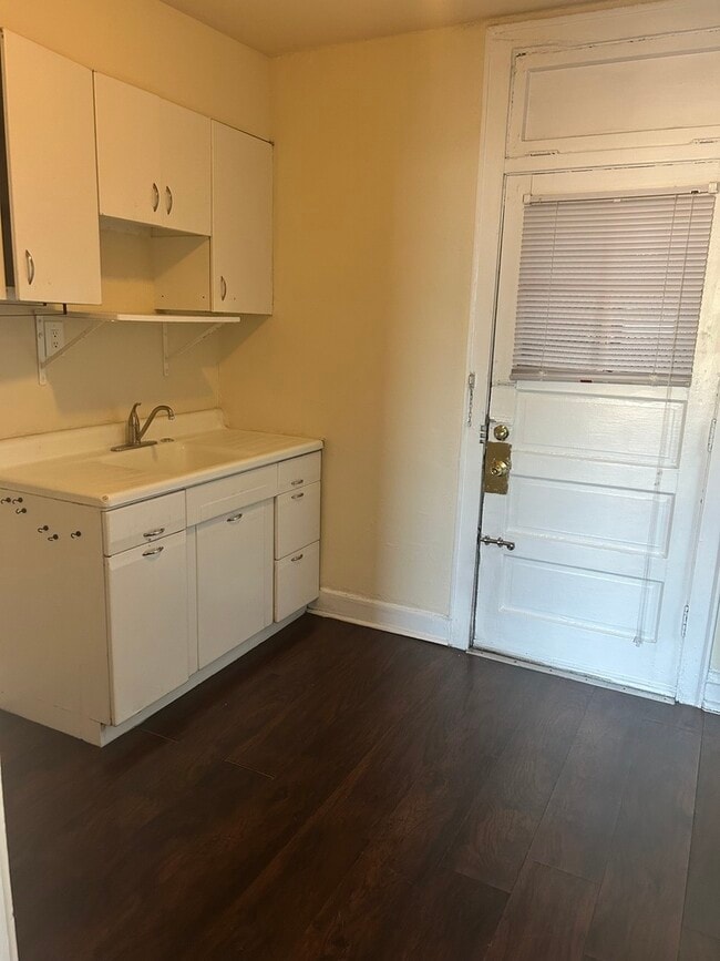 Building Photo - 5427 W Montrose Ave