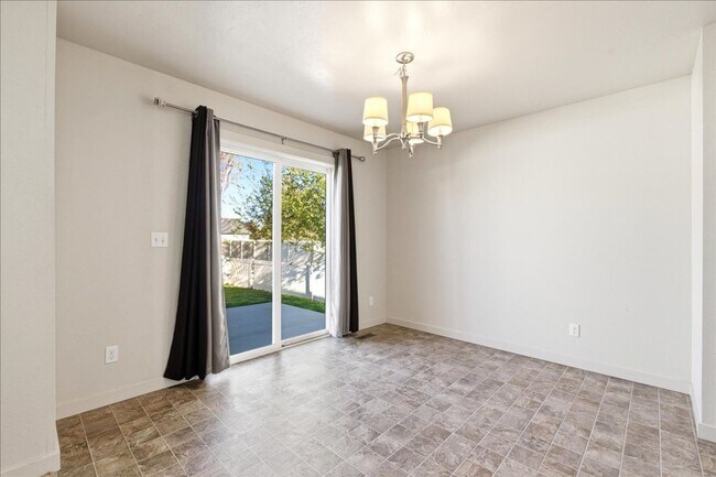 Building Photo - Single Level 3-bedroom 2-bathroom home in SW Boise