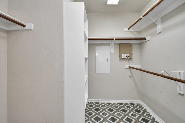 Building Photo - 6426 Haywards Crossing S Cir