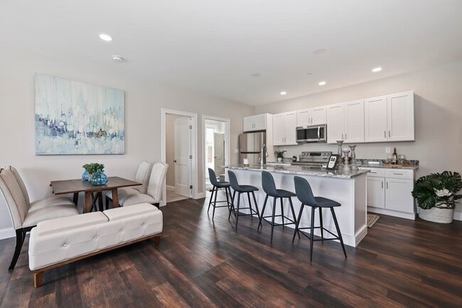 Building Photo - 734 South St