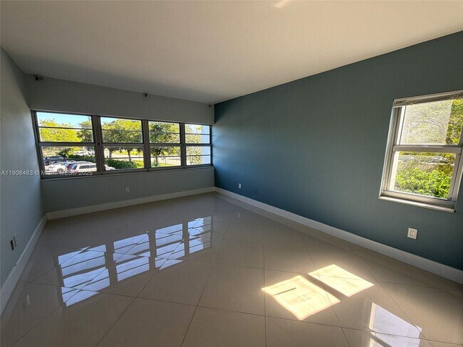 Building Photo - 879 NE 195th St